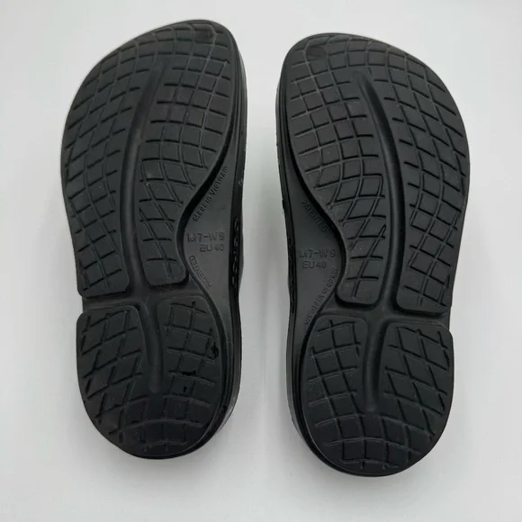 Oofos recovery clogs. Men’s 7 Women’s 9 Eau 40. - Picture 6 of 7